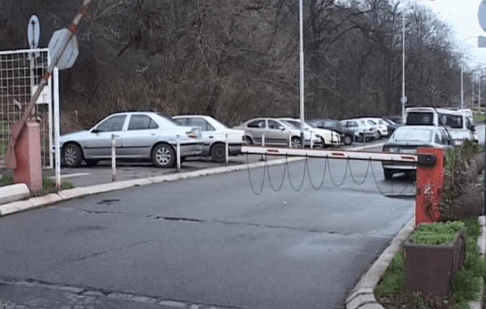 VODA POPLAVILA PUT U ZONI BEOGRADSKE HITNE POMOĆI:  <span style='color:red;'><b>Pukla cev</b></span>, zatvorene dve trake autoputa (VIDEO)